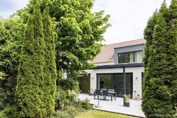 aufwändig gestaltete Gartenanlage