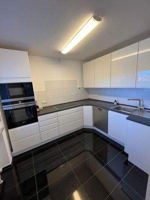 Weiße, moderne Hochglanz-Küche