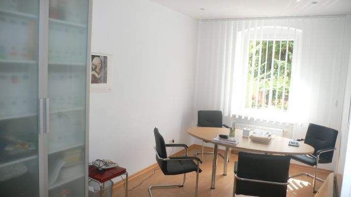 Büro li. Archiv Besprechungszimmer