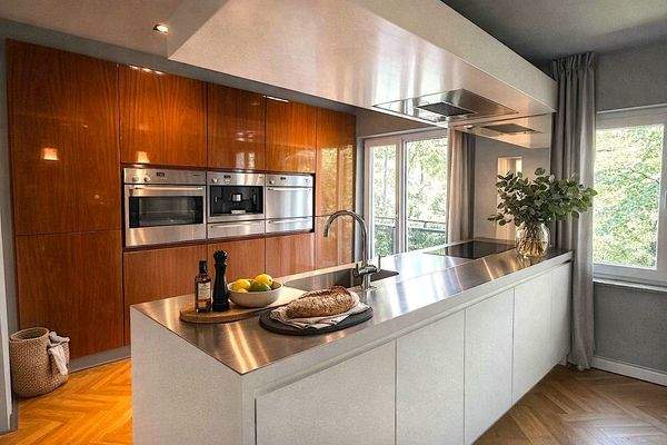 Moderne Küche mit Holz und Edelstahl.jpg