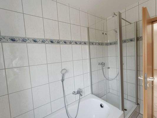 Badezimmer mit Badewanne und Dusche