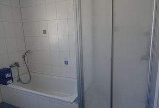 Badewanne und Dusche