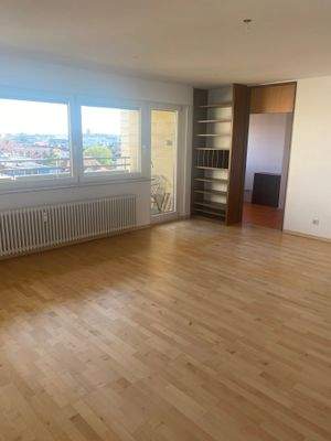 Wohnzimmer mit Kücheneingang