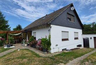 Ansicht Terrasse, Haus und Garage 