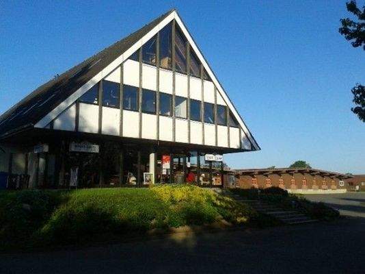 Hallenfront von Osten mit Büro