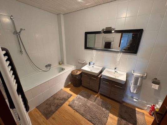 Wohnung 1. OG Badezimmer 2.jpg