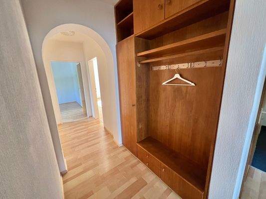 Flur mit Einbauschrank.jpg