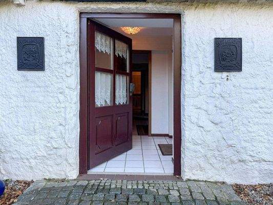 12. Separater Eingang der Einliegerwohnung.jpg