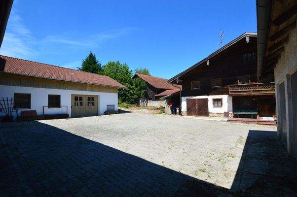 Hofraum mit Werkstatt links