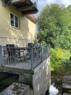 Küchenbalkon über dem Bachlauf