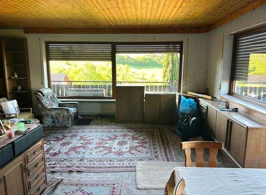 Wohnzimmer im EG mit Balkonzugang