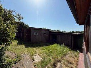 Auffahrt + Holznebengebäude