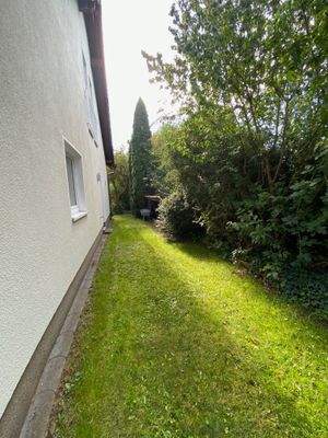 Rechts neben dem Haus