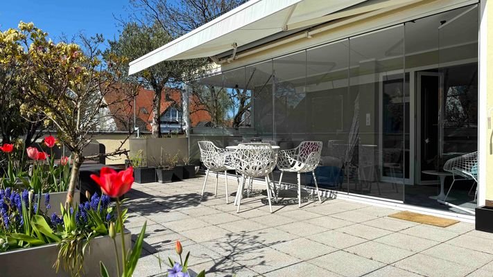 Terrasse und Wintergarten.jpeg