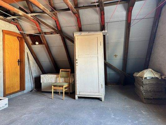 ausbaubarer Dachboden (mögliches 2. Kinderzimmer)