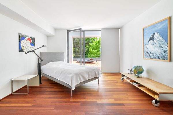 Lichtfülle und Echtholz-Parkett