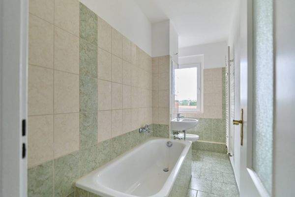 Tageslichtbad mit Badewanne