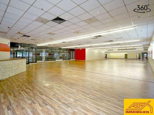 Riesiges Ladenlokal, ideal für ein Fitnessstudio oder al Großraumbüro