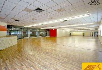 Riesiges Ladenlokal, ideal für ein Fitnessstudio oder al Großraumbüro