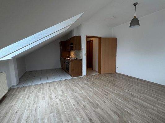 Wohnzimmer mit offenem Küchenbereich