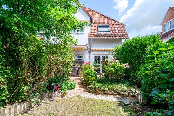 Garten mit Hausansicht