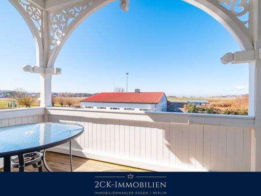 mit Balkon