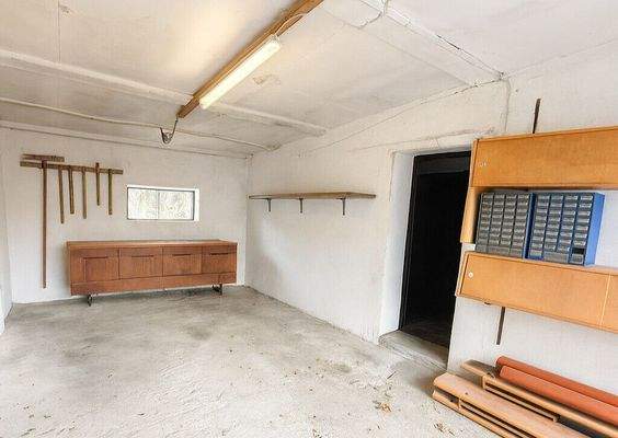 Garage mit KI eingerichtet