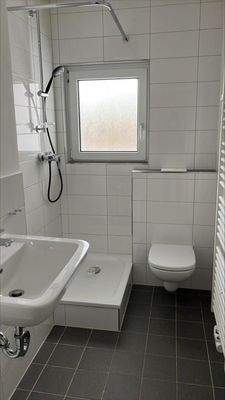 Bad mit Dusche und Fenster