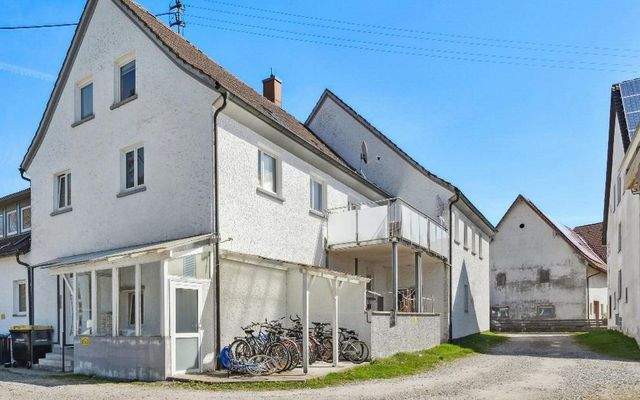 Eingang durch Tür links