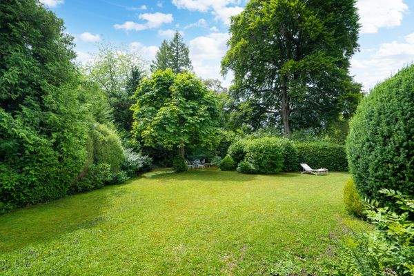 Das Grundstück kann mit Einzel- oder Doppelhäusern mit bis zu zwei Vollgeschossen bebaut werden