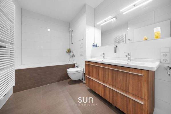 BADEZIMMER MIT WANNE