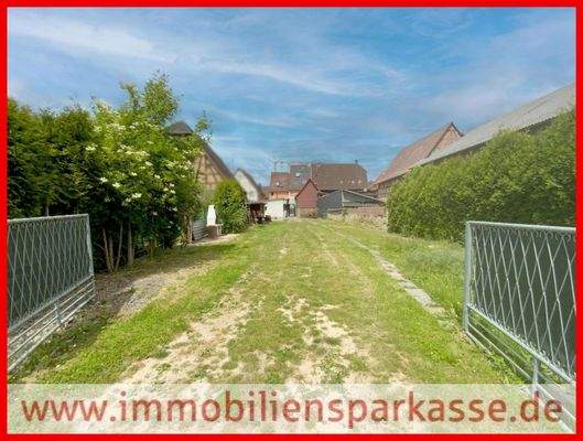 Einfahrt zum Baugrundstück