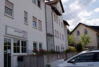 Bild 1 Hausansicht  mit Eingangsbereich