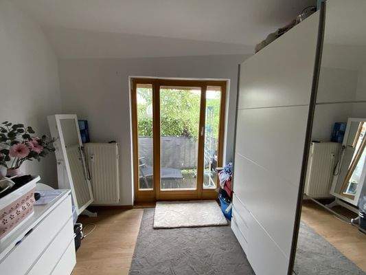 Schlafzimmer Dachgeschoss Nebengebäude mit Balkon