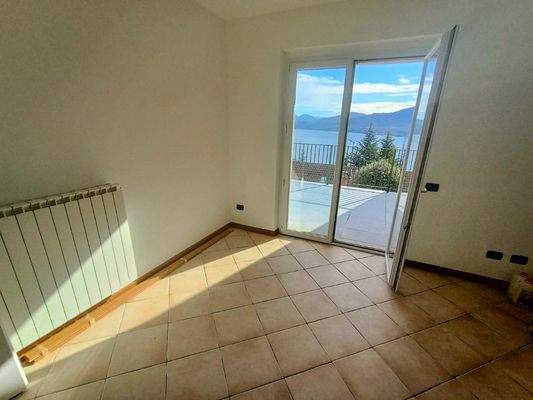 Offene Küche und Wohnbereich mit Seeblick