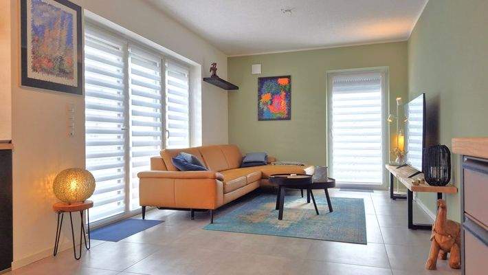 offener Wohn-/ Ess- / Kochbereich mit Zugang zur angelegten Terrasse