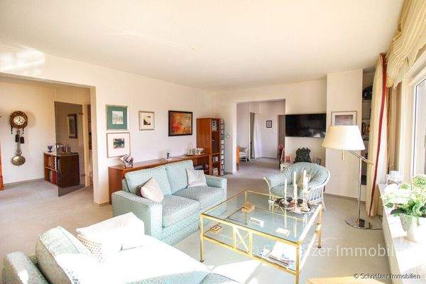 lichtdurchflutet und hell