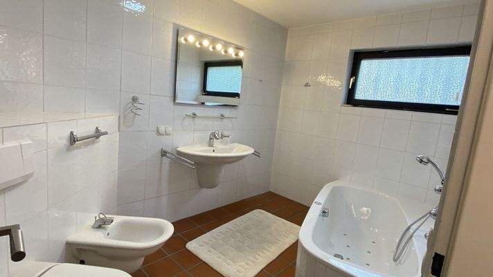 Bad mit Whirlpool-Badewanne