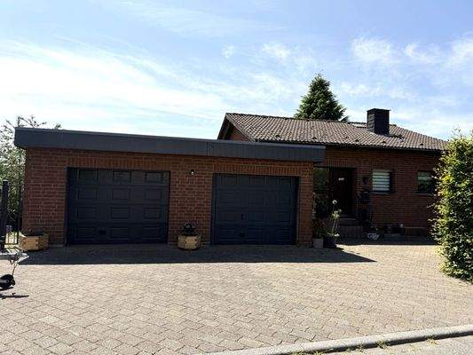 Doppelgarage und Hauseingang 