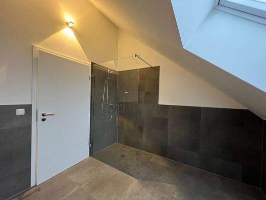 Wohnung-Linden-Robert-Bosch-Straße17-Bad im DG (2)