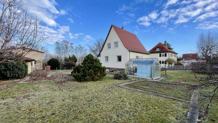 Garten mit Gewächshaus