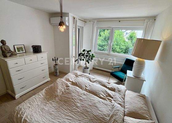 Schlafzimmer mit Zugang zum Balkon