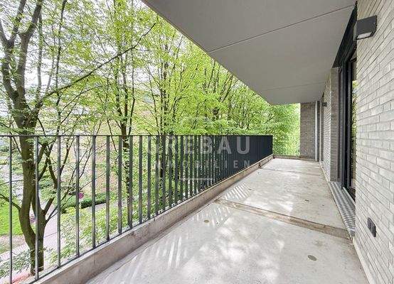 großer Balkon mit Blick ins Grüne