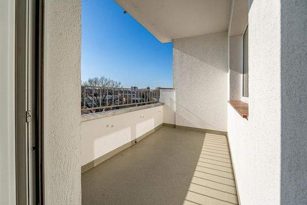 Balkon mit Blick über Wedel.