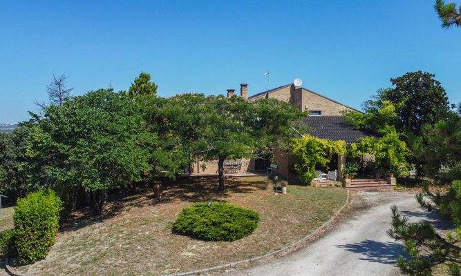 Elegante Villa mit Meerblick in der bezaubernden Hügellandschaft der Marken