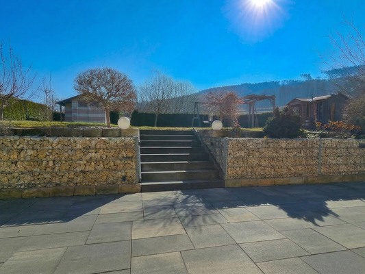 Terrasse mit Blick in den Garten