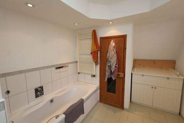 Badezimmer (Blick zur Sauna)