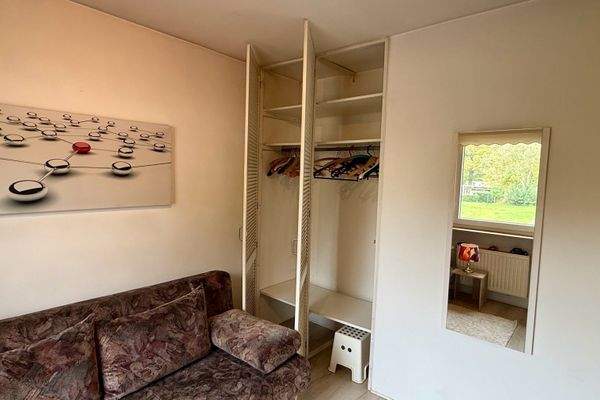 Schlafzimmer mit Einbauschränken im Obergeschoss