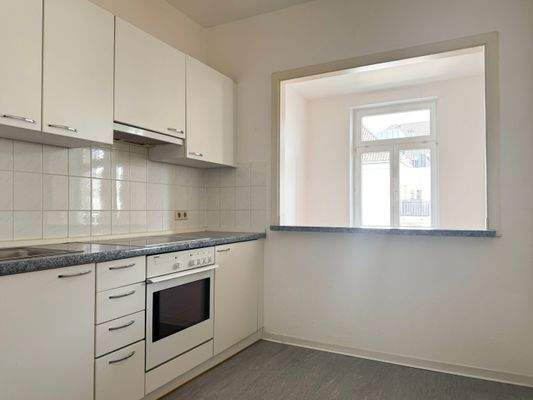 Küche mit Durchreiche