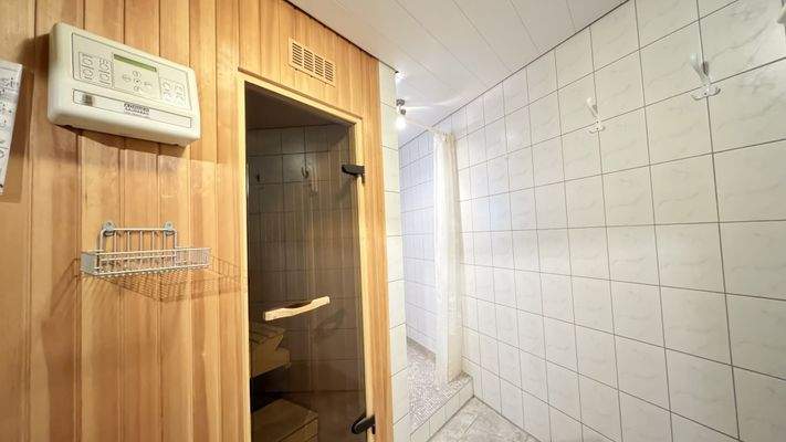 Saunaraum mit Dusche